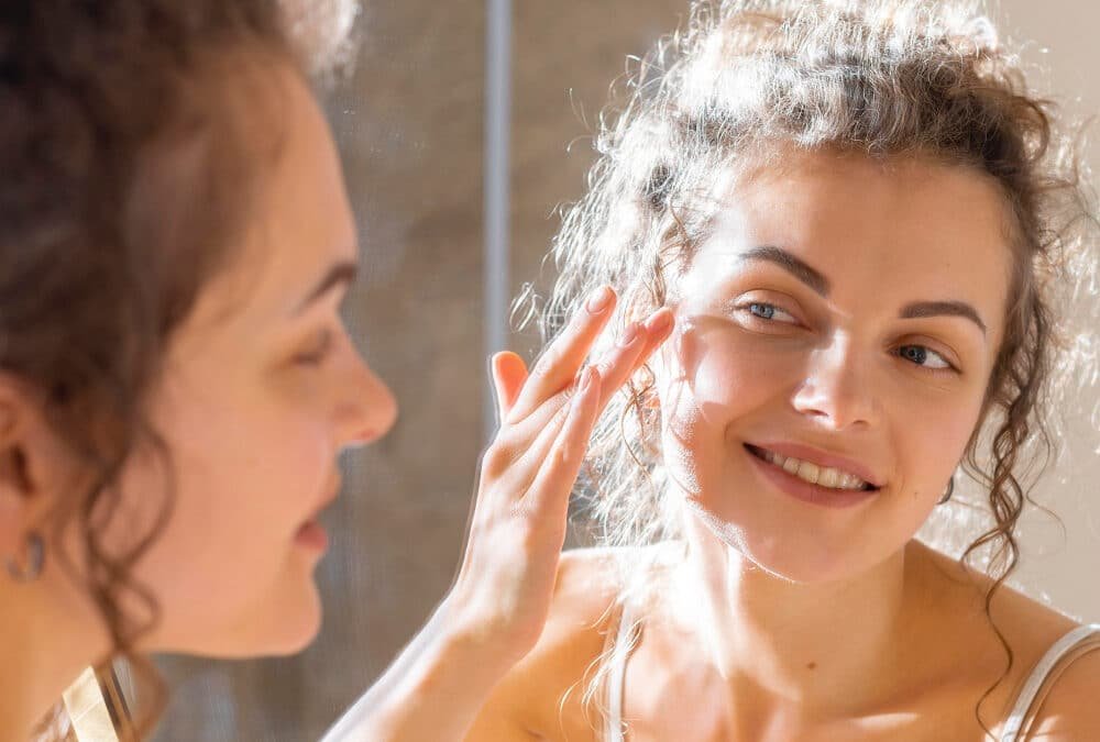 Cambi di stagione e pelle: come adattare la skincare ai ritmi climatici per mantenerla sana e luminosa