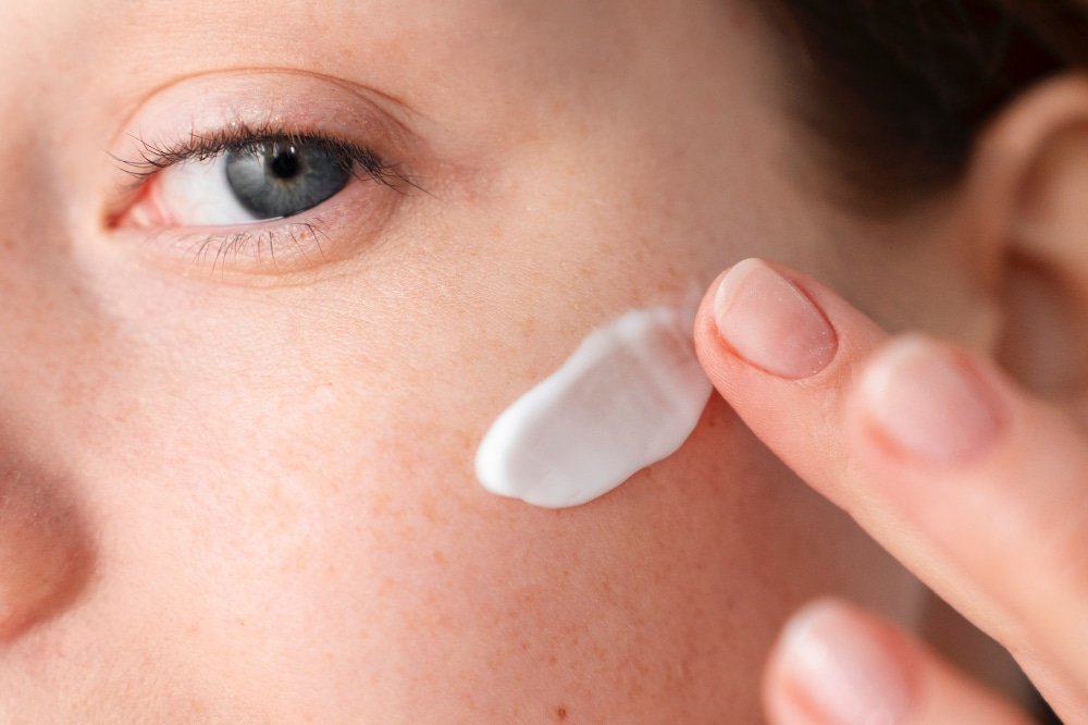 Skincare barriera: cos’è, perché si danneggia e come ripristinarla con i giusti attivi cosmetici